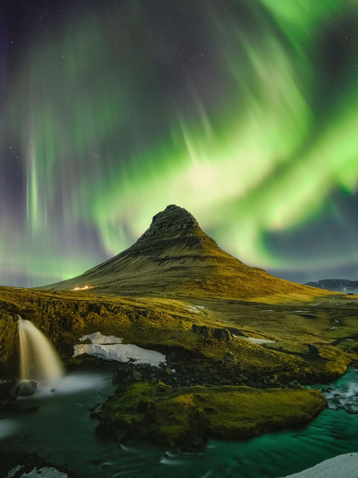 Kirkjufell en Islandia con las auroras boreales en invierno