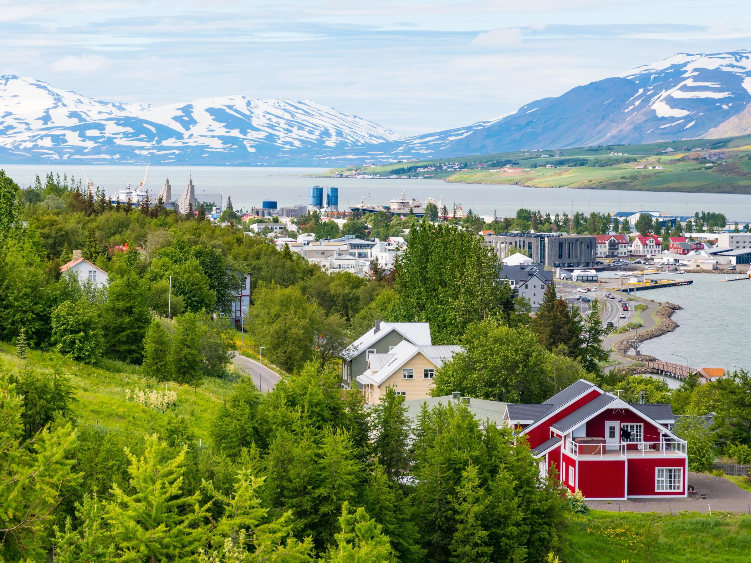 Akureyri vista desde una colina
