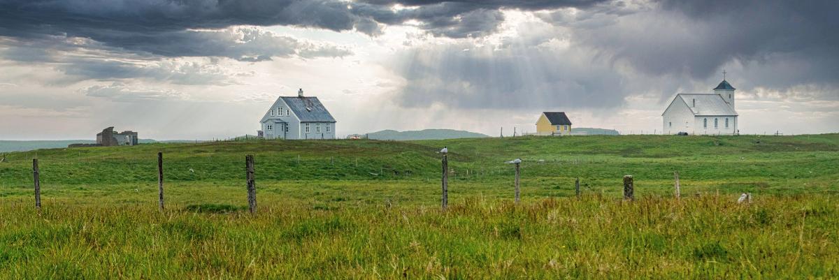 Casas y una iglesia en la Isla de Flatey