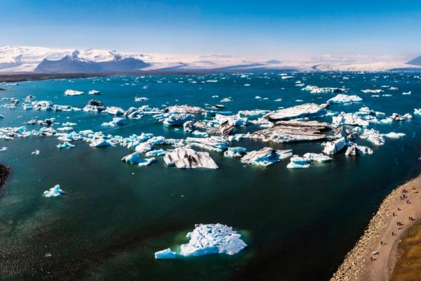 vue aérienne d'une grande lagune avec de gros morceaux de glace flottant sur elle