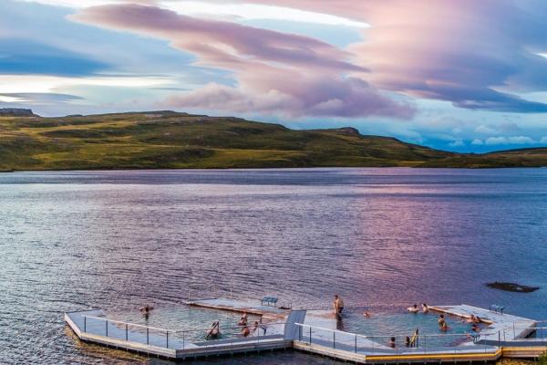 Vök Baths al atardecer