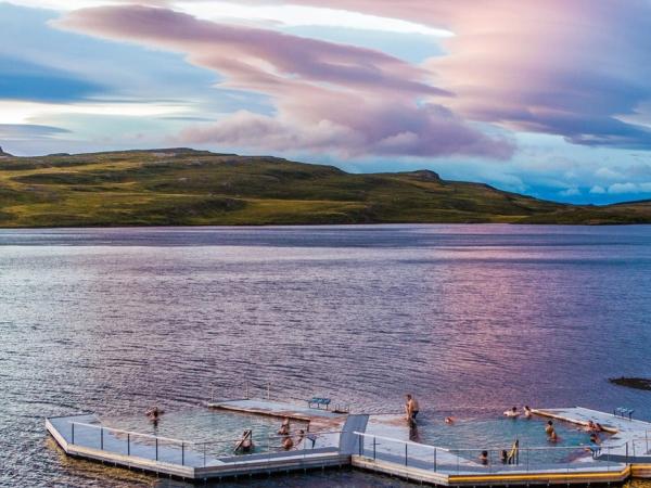 Pisicinas flotantes de Vök Baths