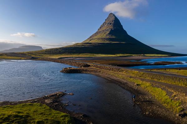 Vista aérea de la Montaña Kirkjufell en la Península