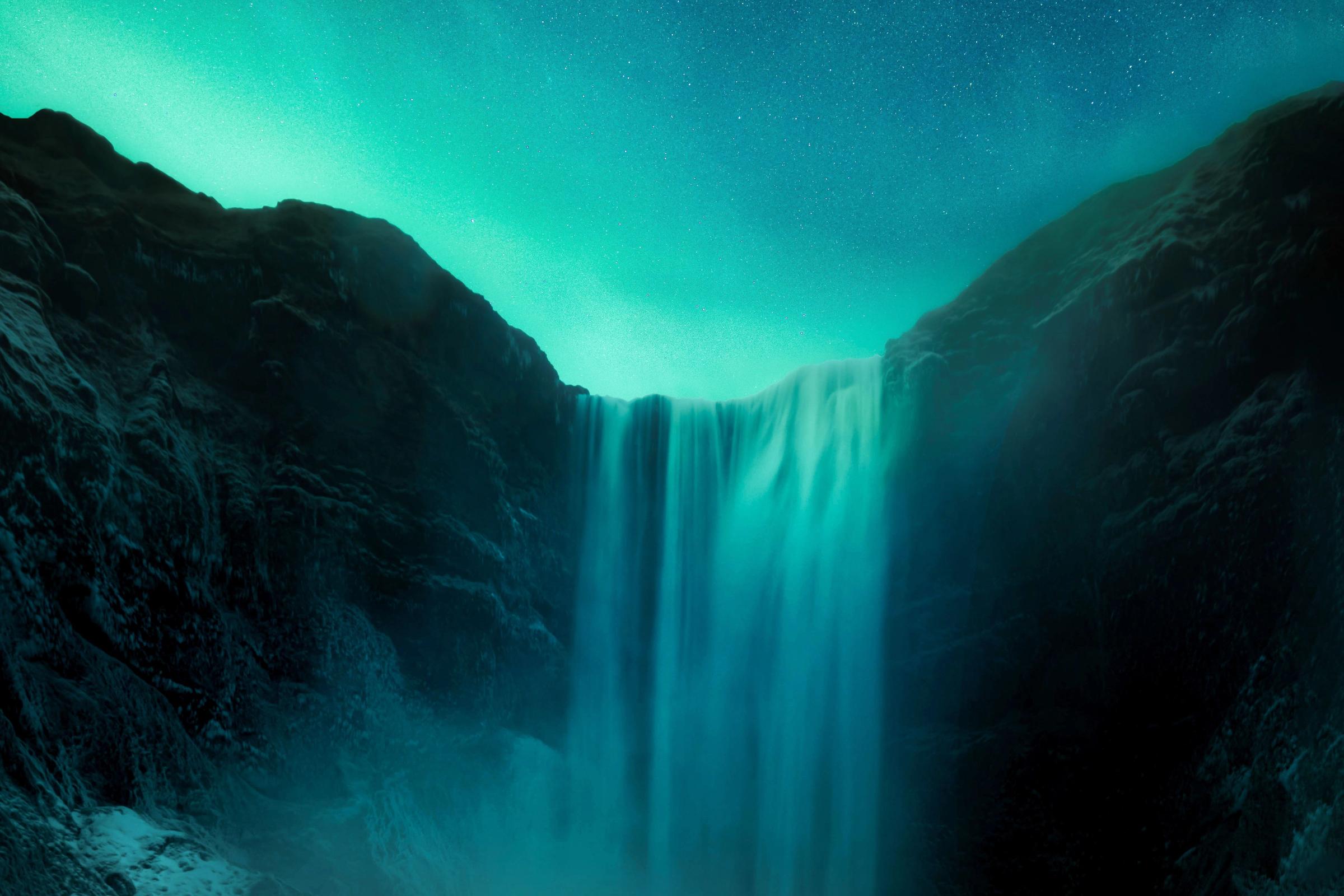 Skógafoss con la aurora boreal en el cielo