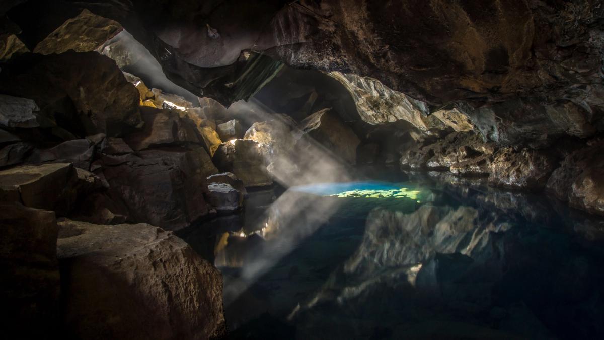 Cueva Grjótagjá en la casi oscuridad
