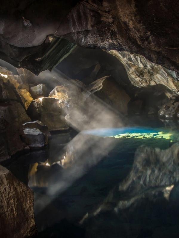 Cueva Grjótagjá en la casi oscuridad