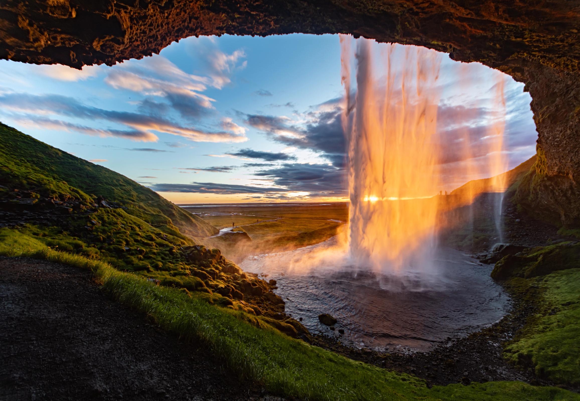 vista de una cascada desde atrás al atardecer
