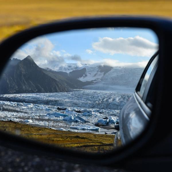 Un glaciar reflejado en el retrovisor de un coche
