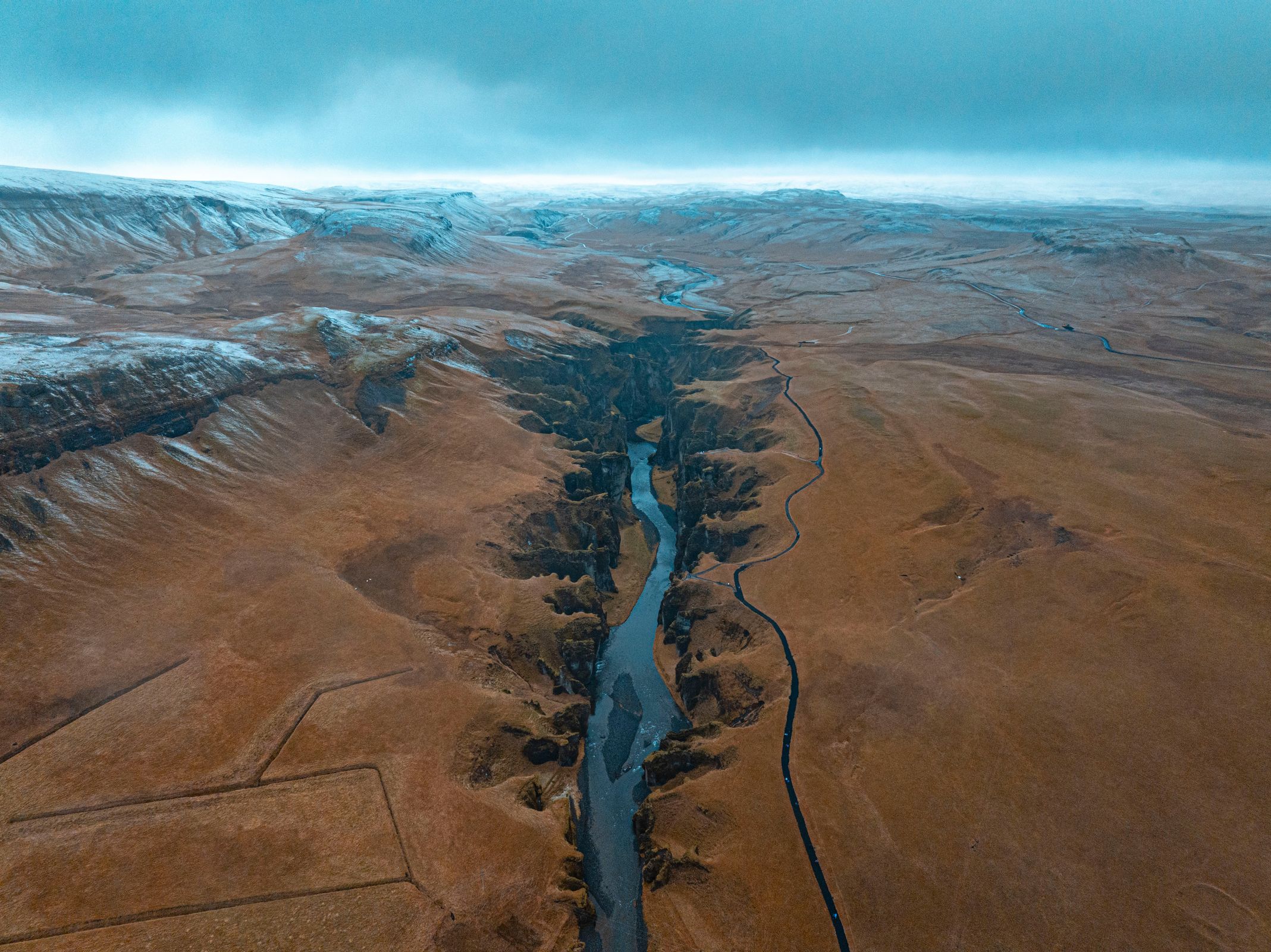 une vue aérienne d'une rivière au milieu d'un désert.