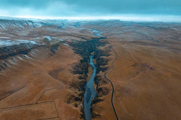 une vue aérienne d'une rivière au milieu d'un désert.