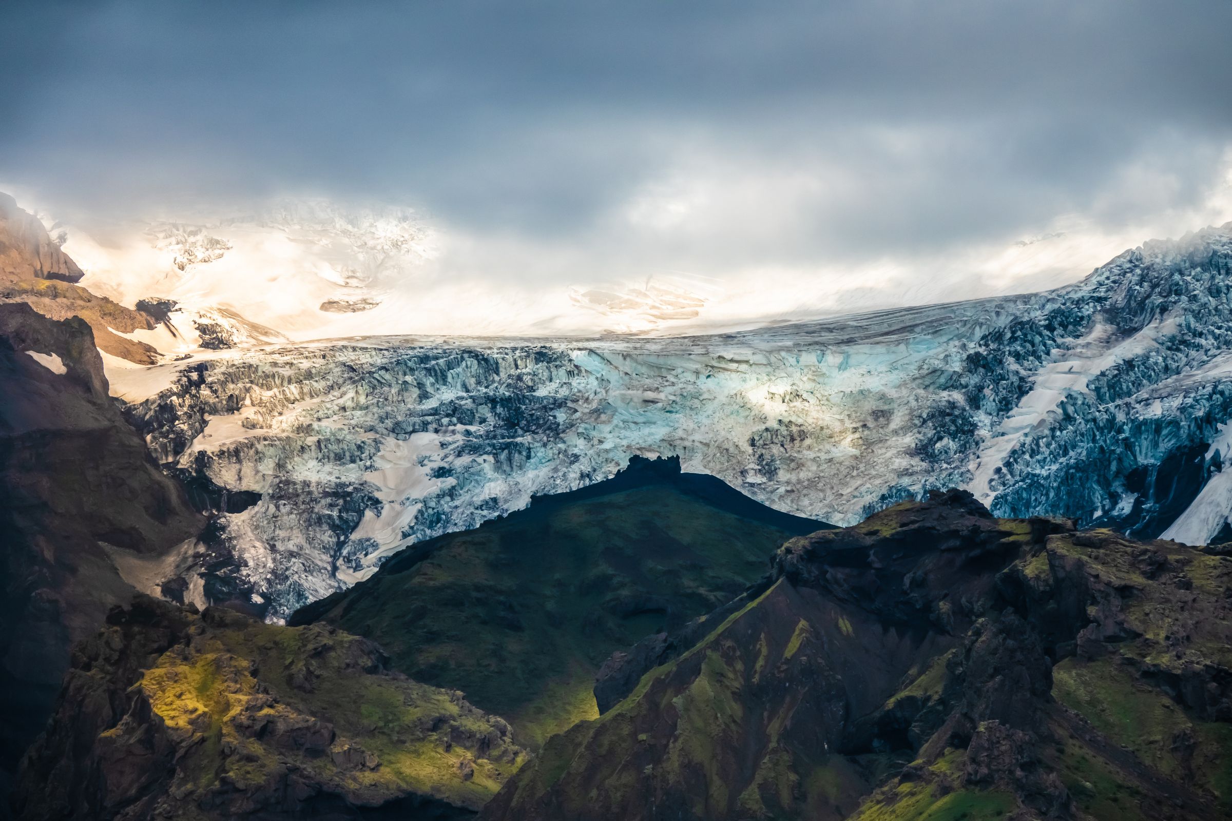 Un grand glacier au milieu d'une montagne couverte de neige à Þórsmörk en Islande.