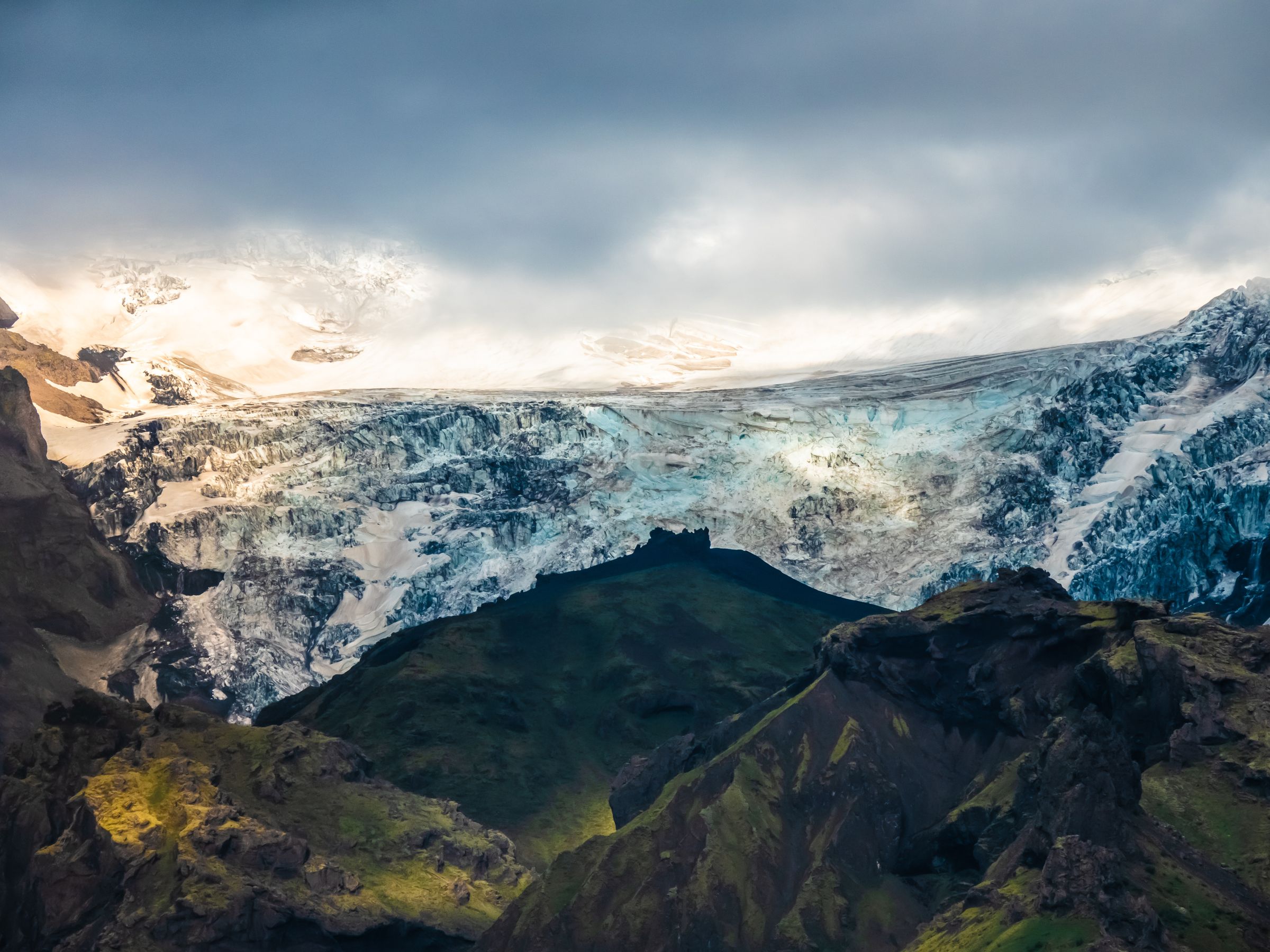 Un grand glacier au milieu d'une montagne couverte de neige à Þórsmörk en Islande.