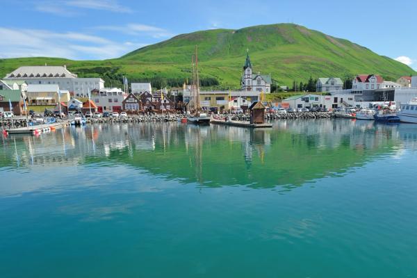 un pueblo pesquero con casas de madera