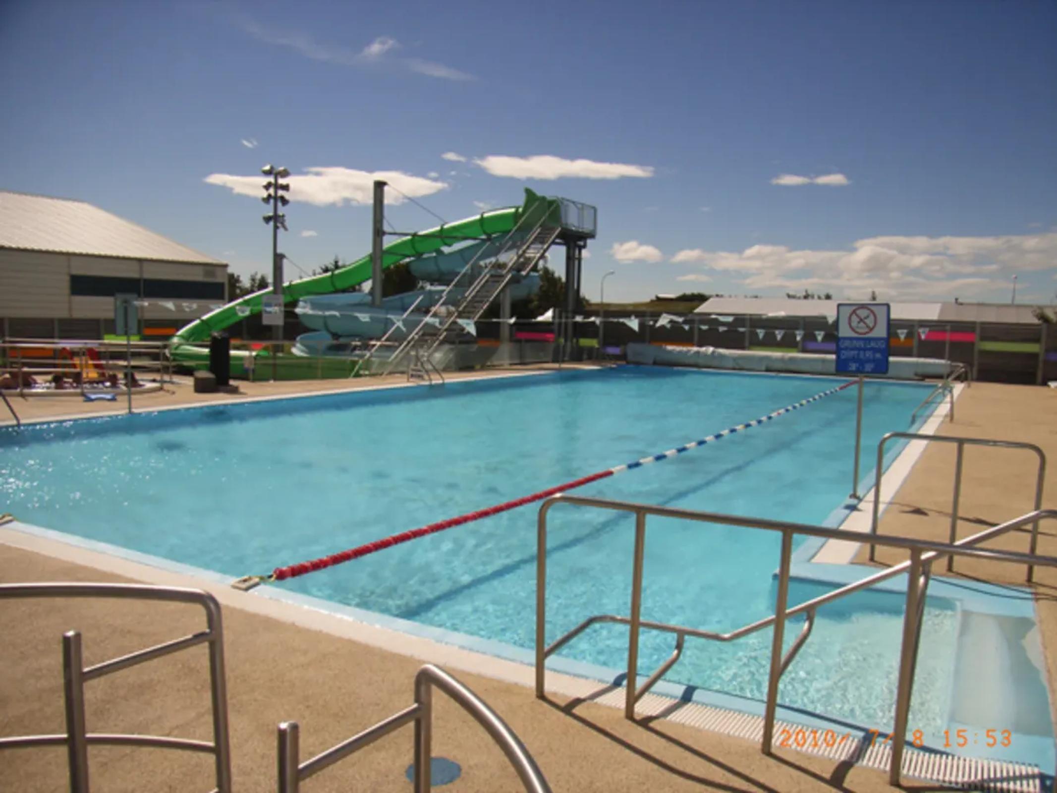 Piscina con un tobogán verde