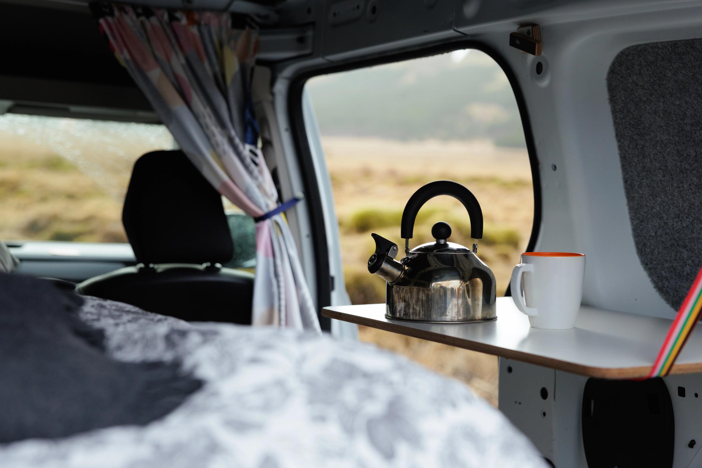 Wasserkessel und Tasse auf einem kleinen Tisch neben der offenen Schiebetür