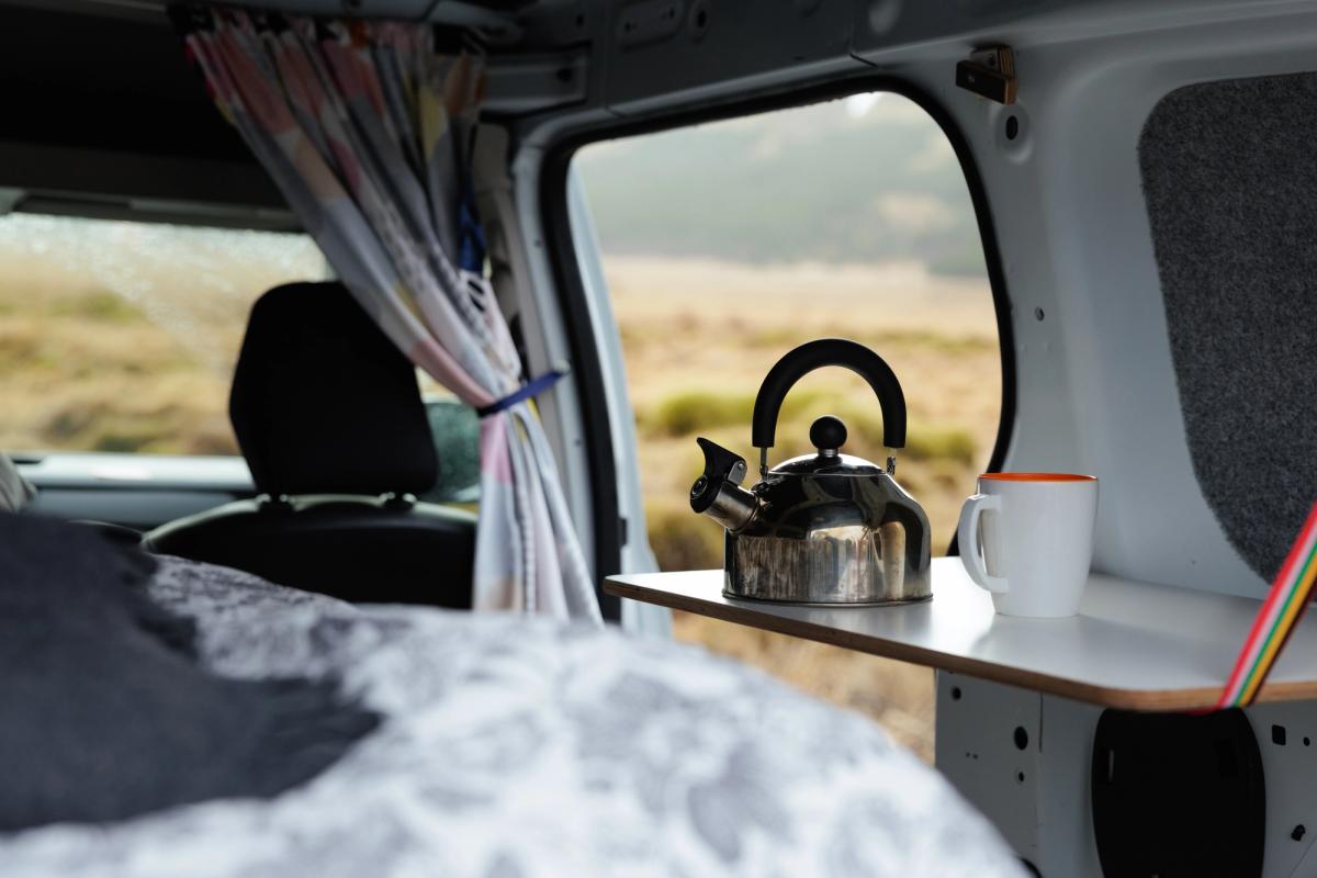 Wasserkessel und Tasse auf einem kleinen Tisch neben der offenen Schiebetür