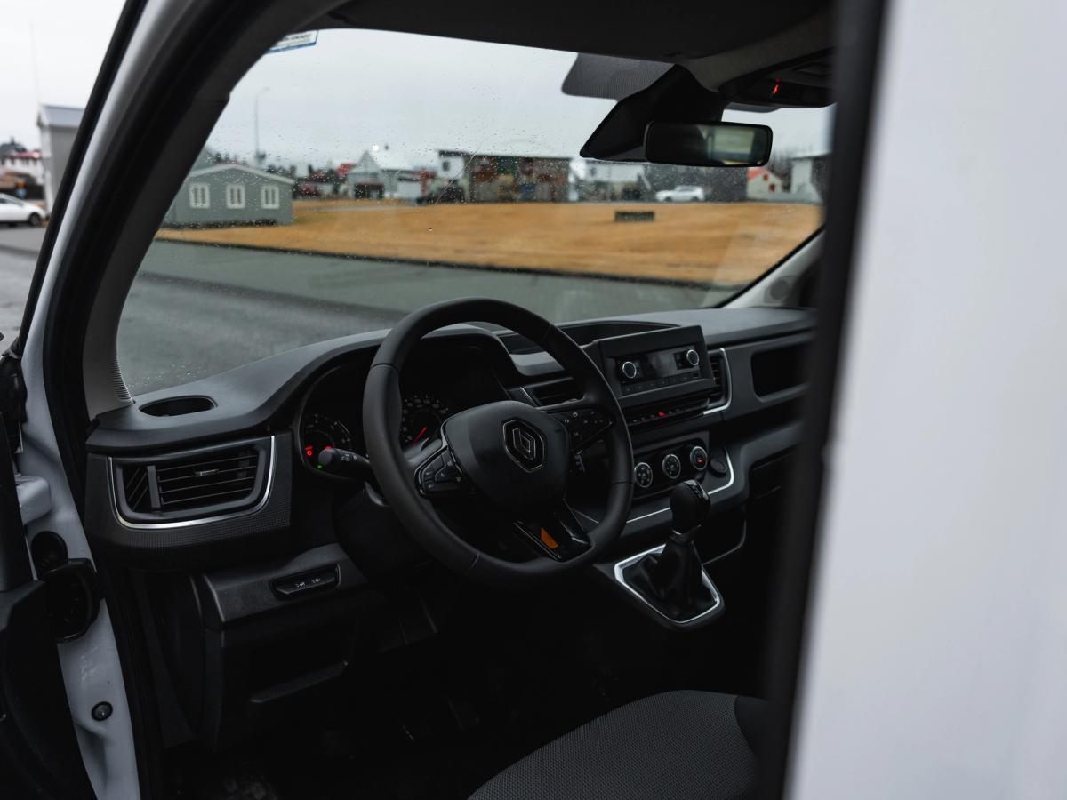 Vista del panel de tráfico Vista interior de una miniván Renault Trafic, con el volante y el salpicadero vistos a través de la puerta abierta