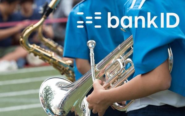 Marching band with instruments and bankID logo