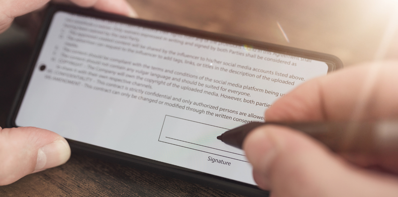 Electronic signature on a mobile phone