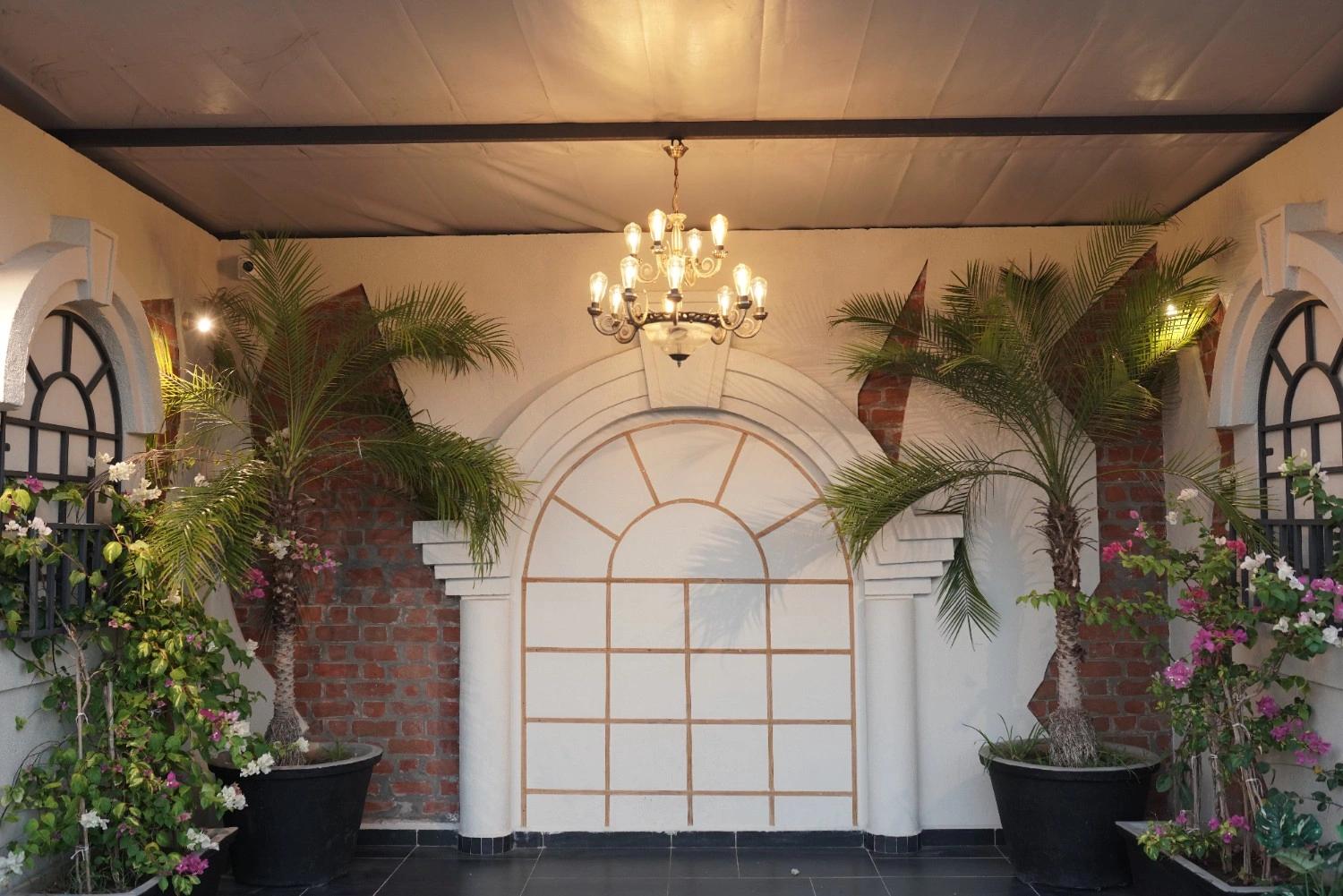 The House of Makeba Restaurant Anand-slide1