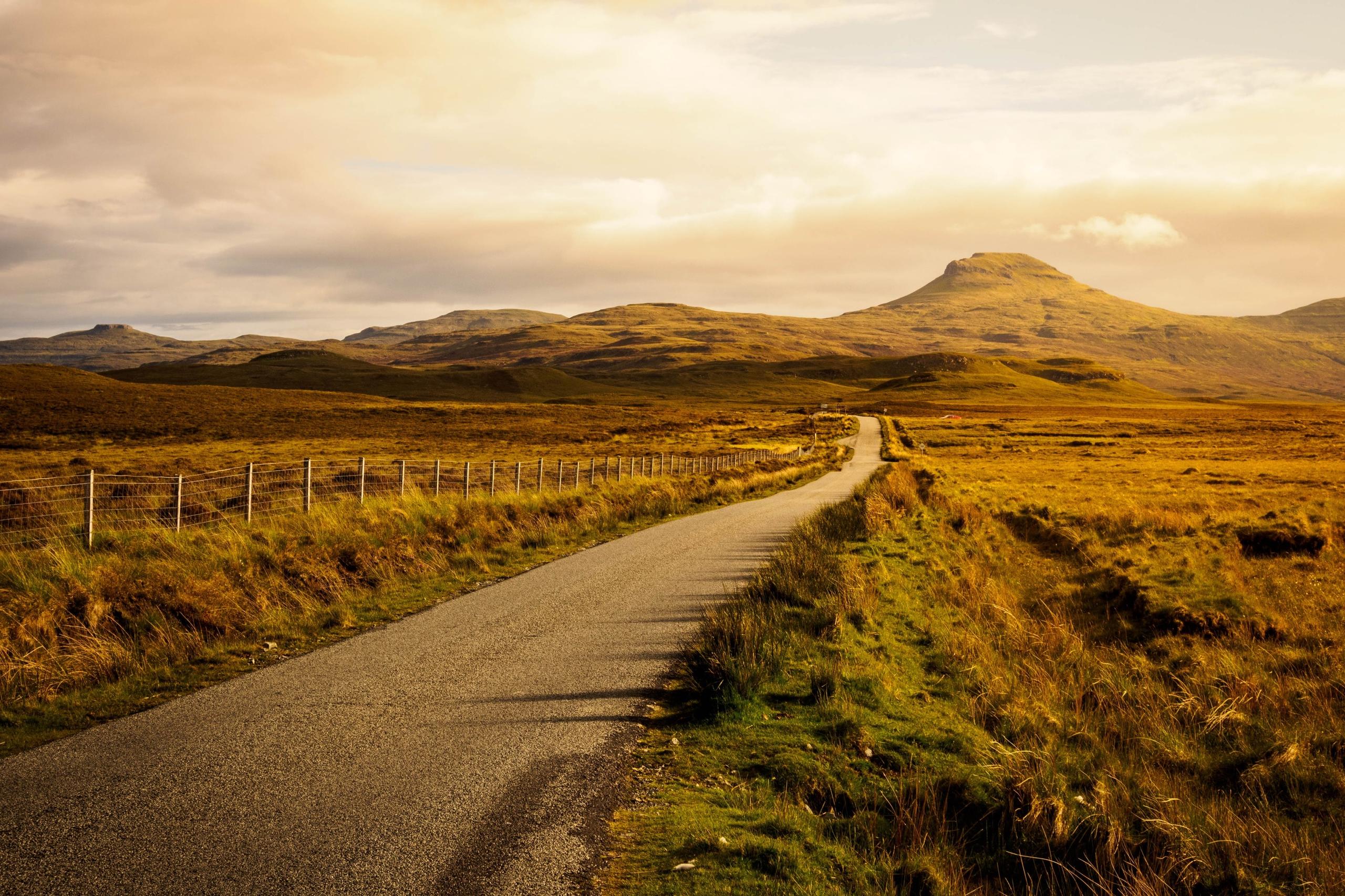 Strada tra le colline dell’isola di Skye nella luce del tramonto