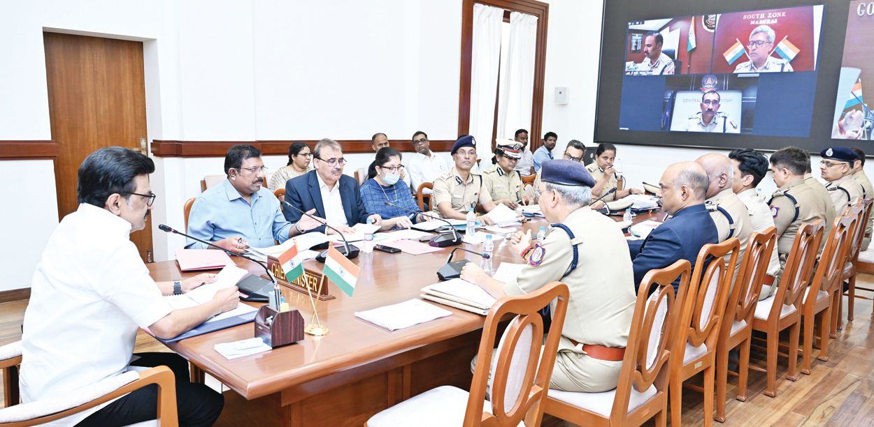 காவல் நிலையங்களுக்கு புகார் கொடுக்க வருகிறவர்களிடம் கண்ணியத்தோடு நடந்திட வேண்டும்!  முதல்வர் மு.க.ஸ்டாலின் அறிவுறுத்தல்!