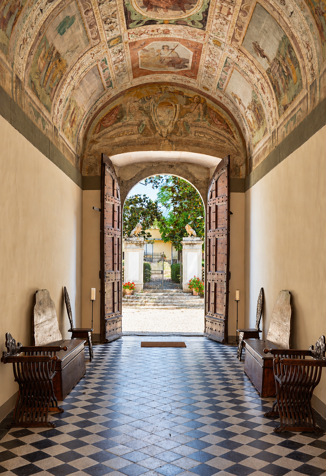 Frescoed vaulted entrance hall with a chequered floor, open onto the garden