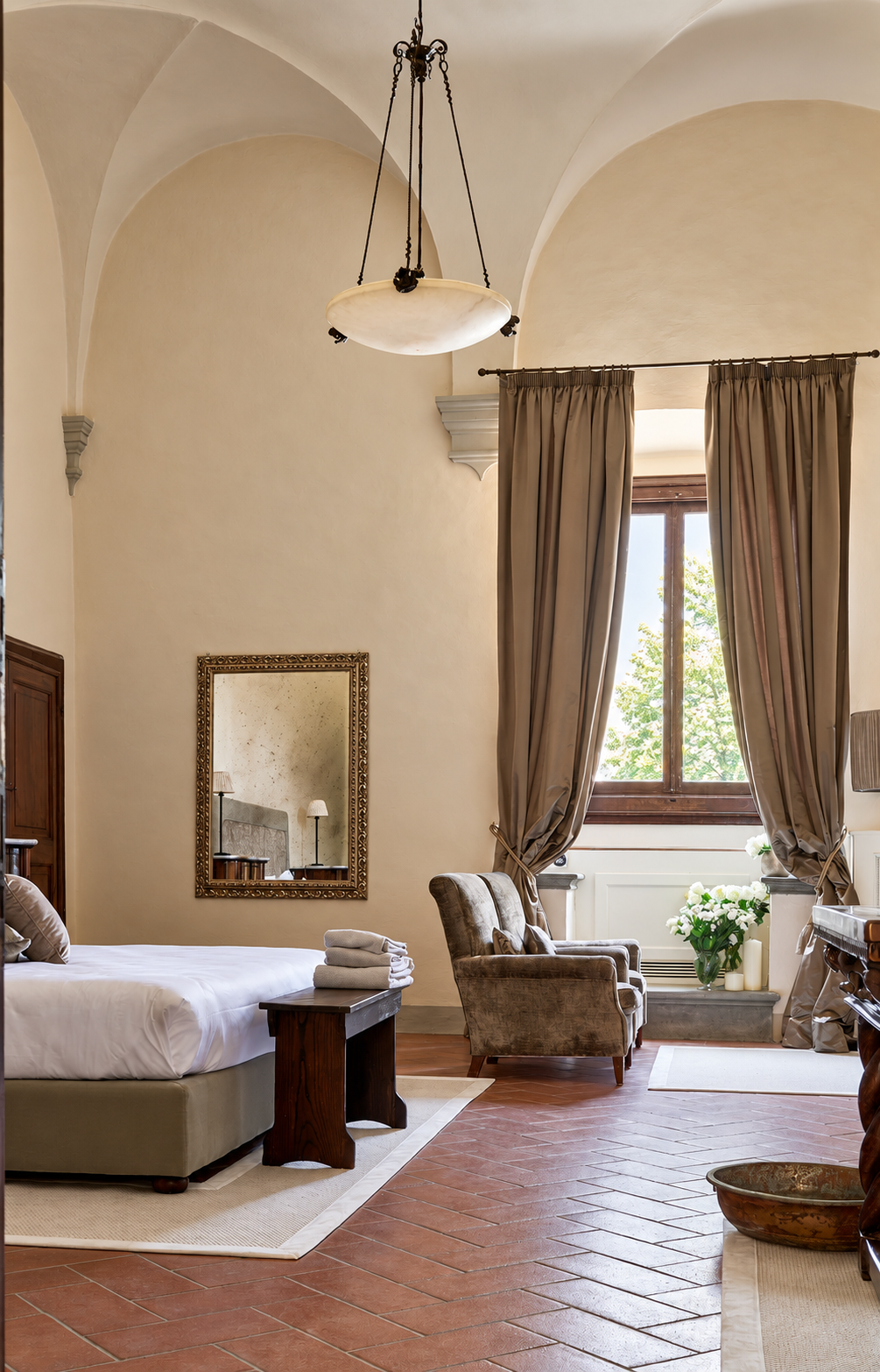 Machiavelli junior suite under a vaulted ceiling