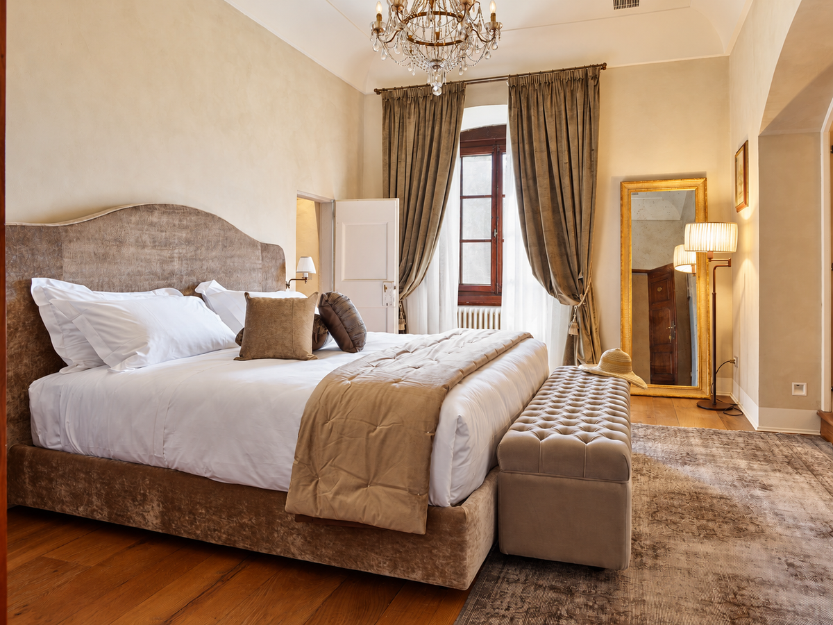 Brunelleschi Room with a chandelier and a tall mirror