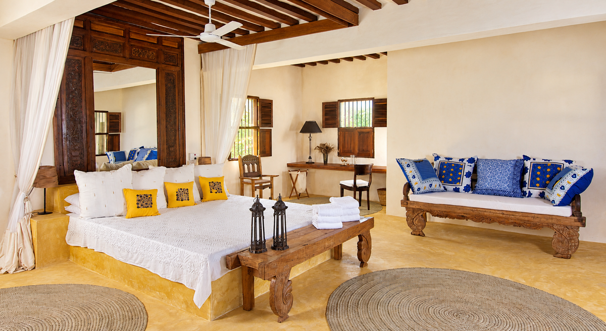 Spacious suite with a four-poster and a daybed