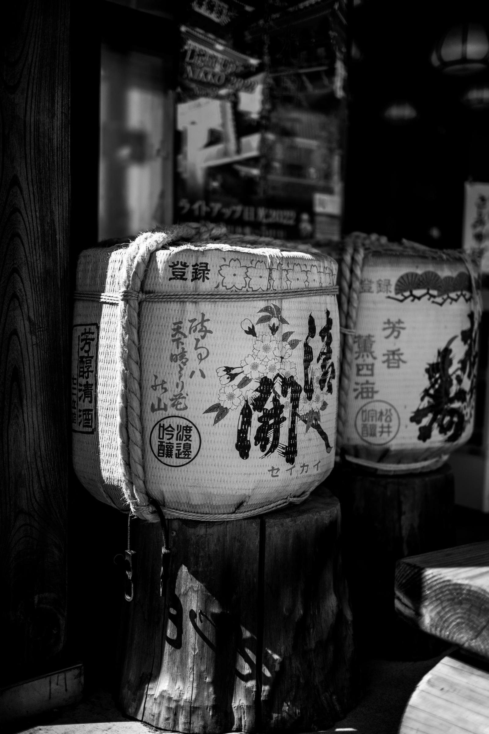 Tonneaux de saké offerts au sanctuaire Meiji Jingū, photo en noir et blanc