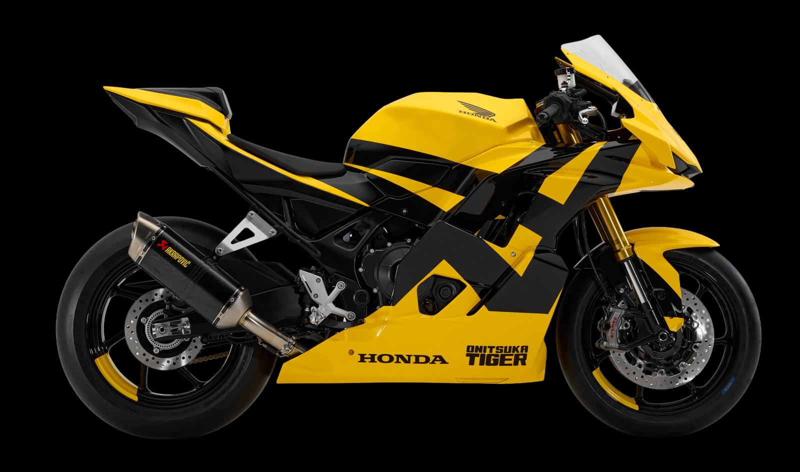 Moto Honda jaune et noire en livrée Onitsuka Tiger, vue de profil