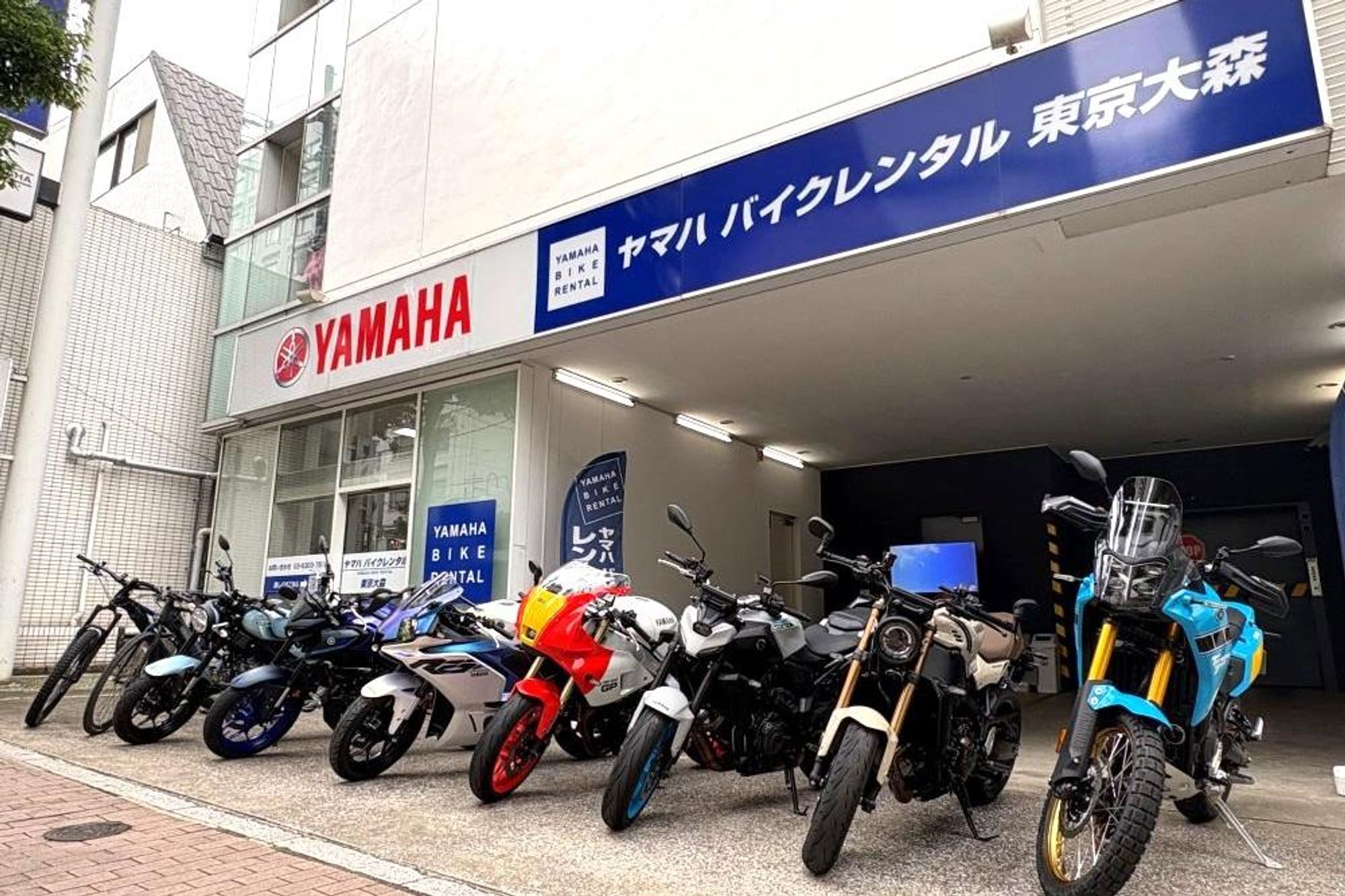 Façade de Yamaha Bike Rental Tokyo Ōmori et motos de location