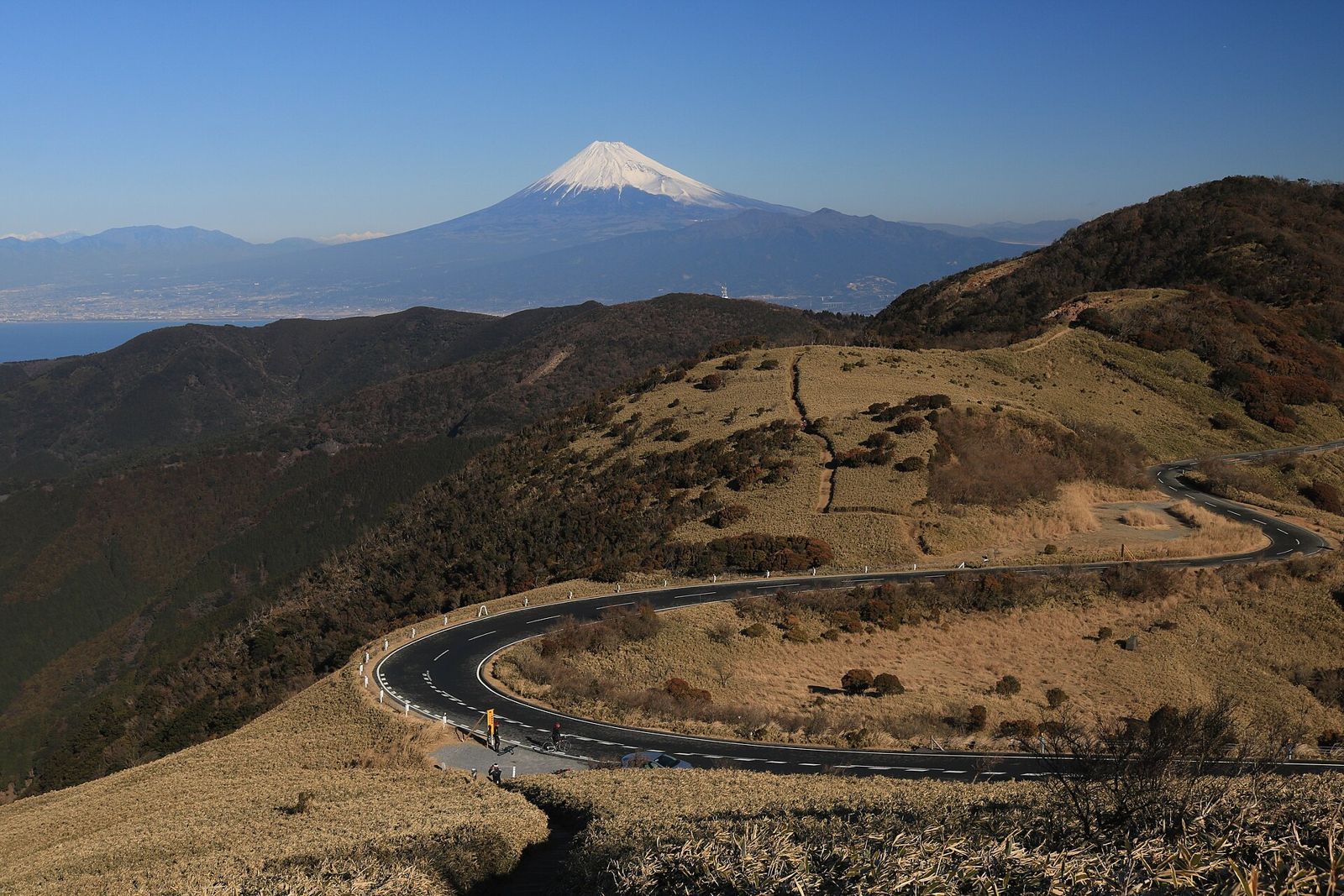 Route de crête sinueuse de la péninsule d’Izu face au mont Fuji enneigé
