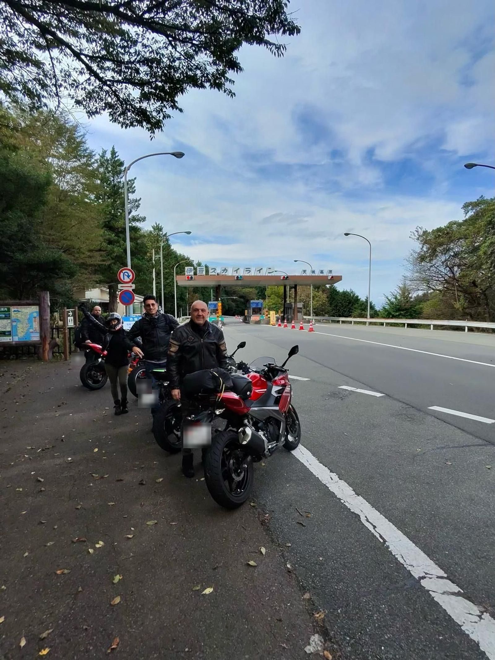 Groupe de motards Kawasaki à l’entrée de l’Izu Skyline