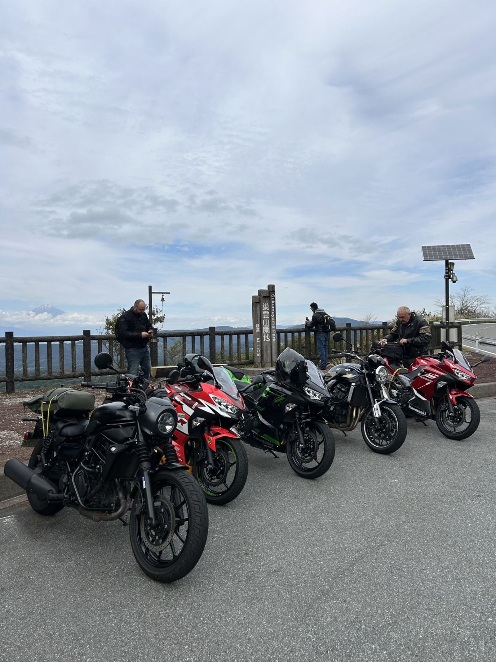 Motos Kawasaki garées au belvédère de Sukumoyama, mont Fuji au loin