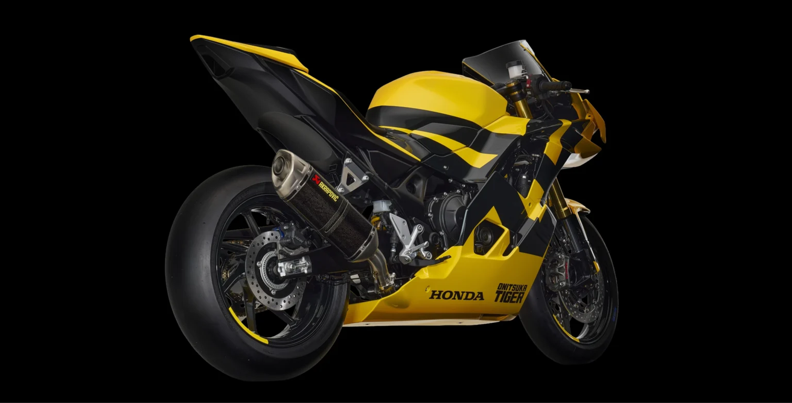 Moto sportive Honda jaune et noire en livrée Onitsuka Tiger, vue de trois quarts