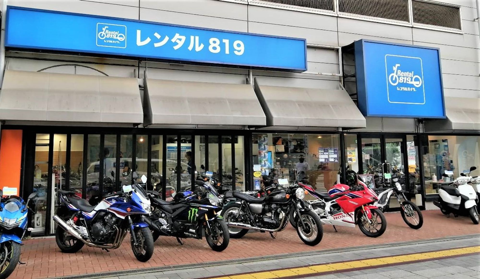 Façade de Rental819 Odaiba à Tokyo, avec les motos devant le magasin