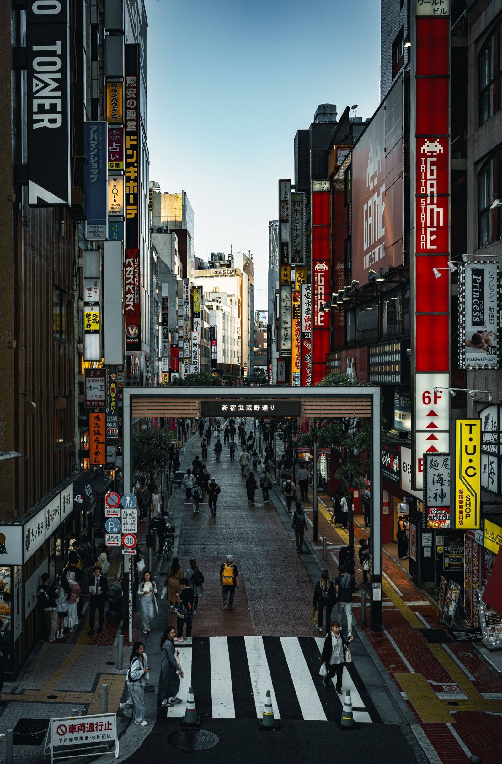 La rue Musashino-dori à Shinjuku en journée.