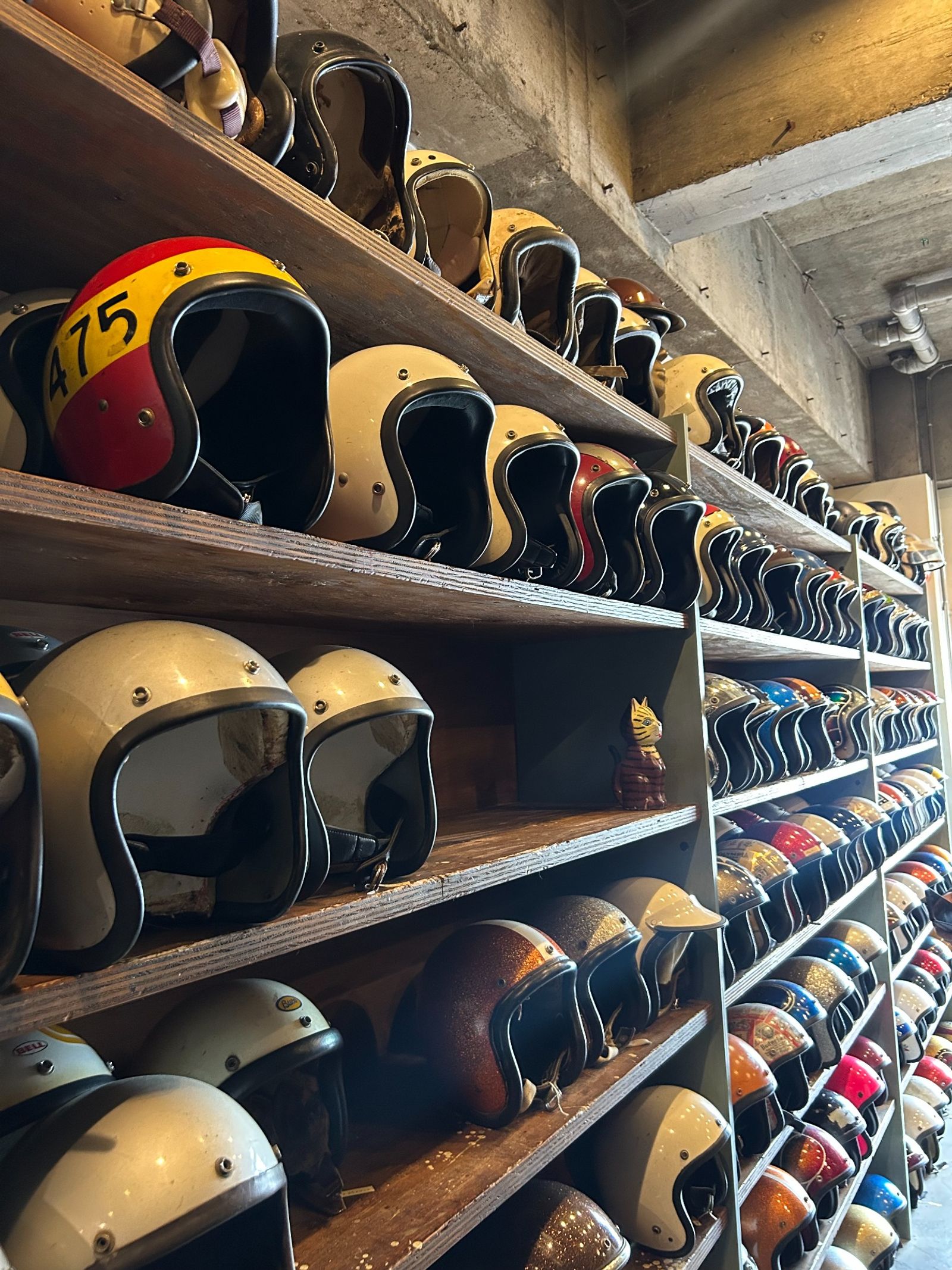 Collection de casques jet vintage dans la boutique Hellmart à Tokyo