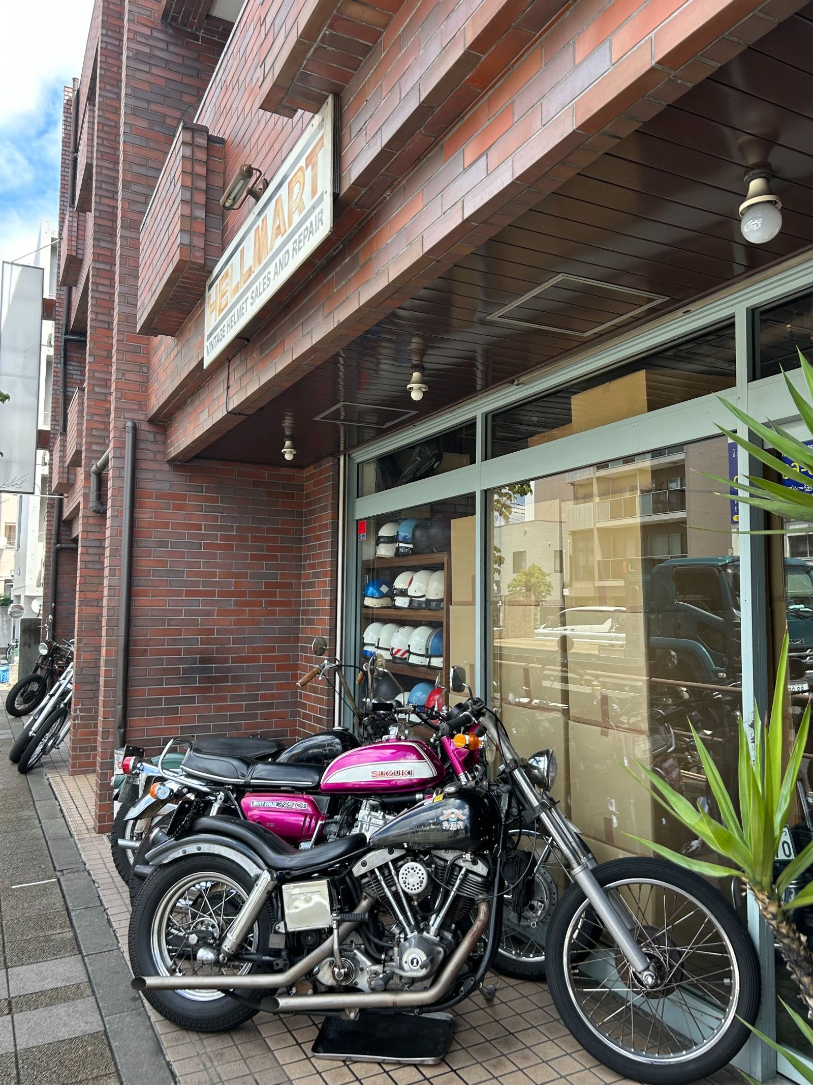 Façade de Hellmart à Tokyo avec des motos classiques devant la vitrine