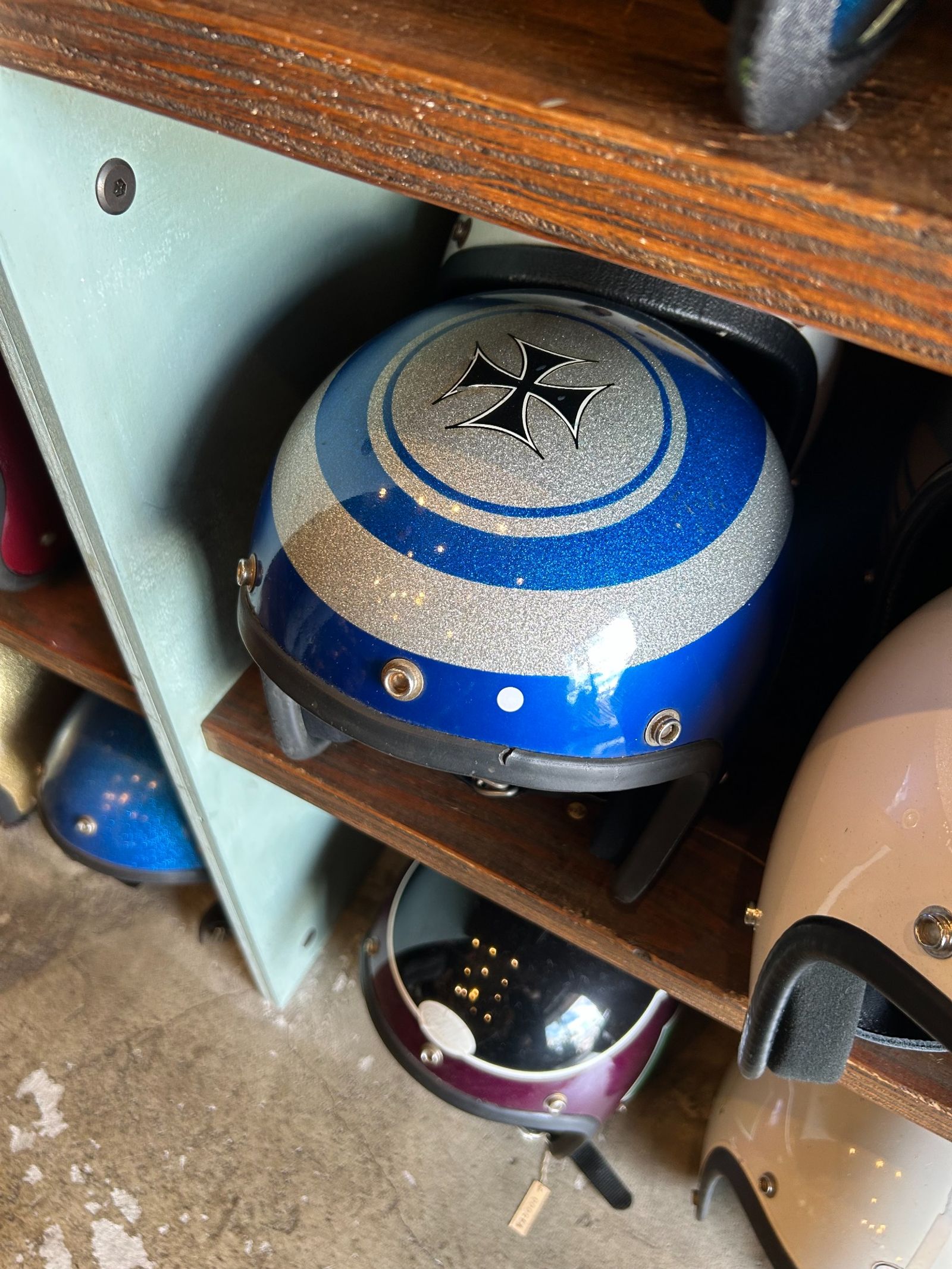 Casque vintage bleu et argent photographié chez Hellmart — 