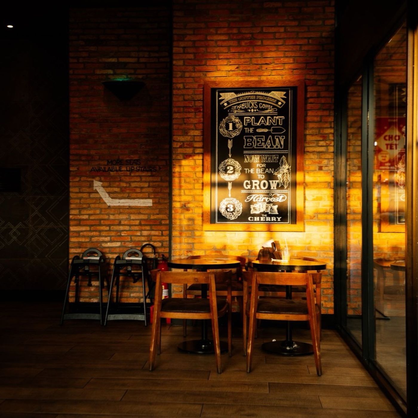 Kafenin sıcak ahşap iç mekanı