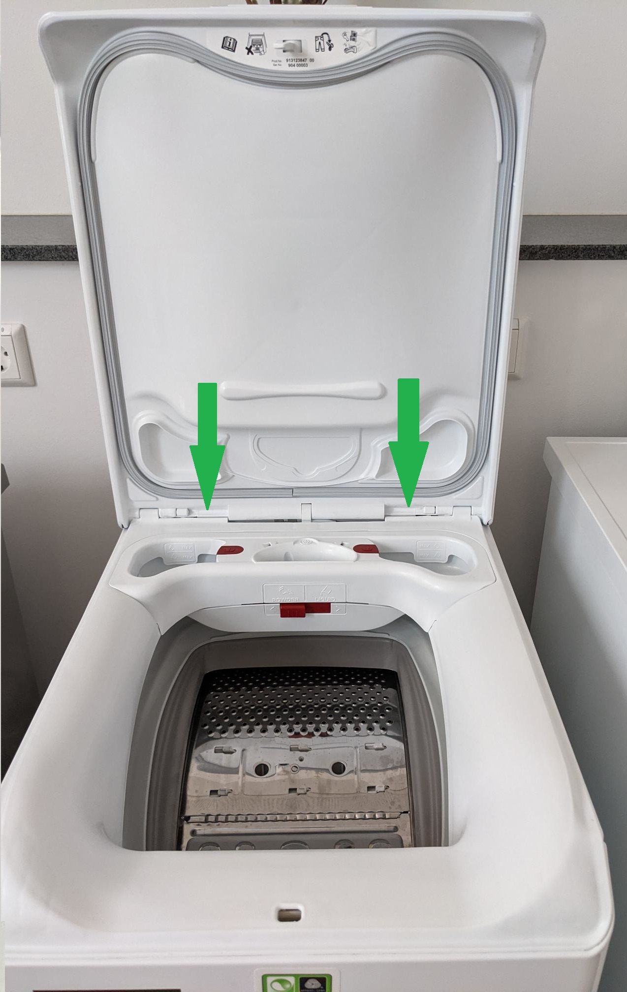 Deckel des Topladers: Position des Scharnierstifts