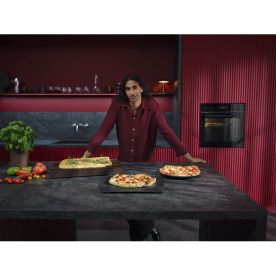 un uomo in piedi in cucina
