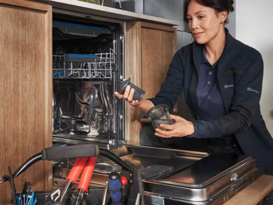 Electrolux servicetekniker reparerer opvaskemaskine hos kunde i hjemmet