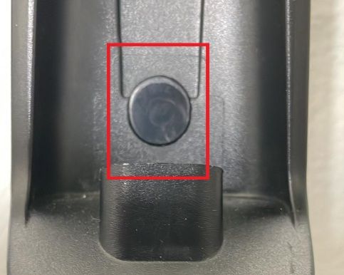 Staubsauger Position des Druckschalter zur Entriegelung des Griffes vom Gehäuse