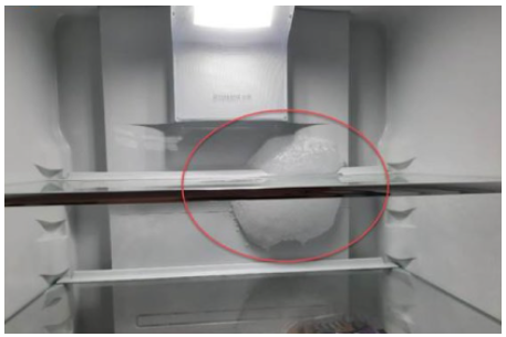 Beispiel für starke Vereisung im Kühlschrank