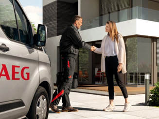 Autoriseret AEG service tekniker ankommer til hvidevare reparation hos kunde