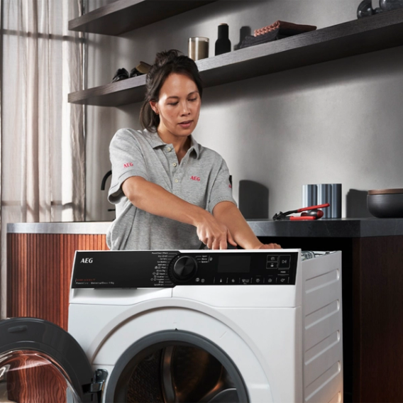 AEG service technician